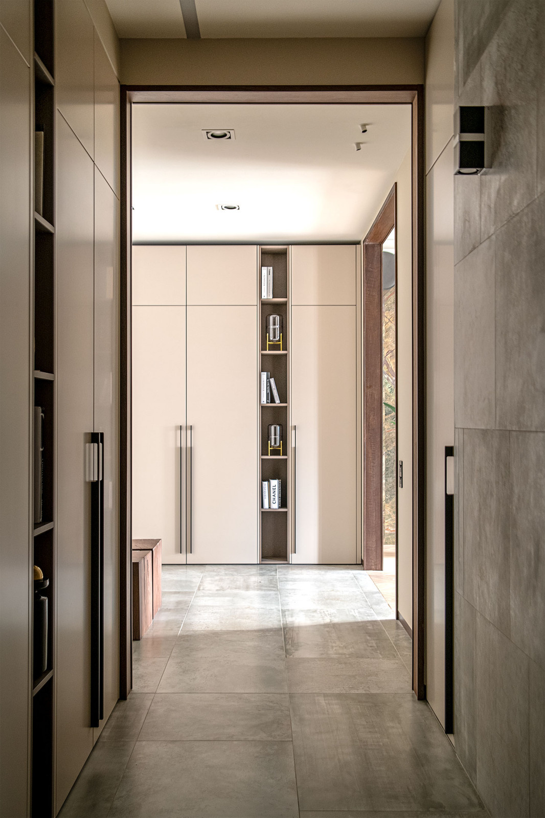 Houzz тур: Интерьер с шестью спрятанными монолитными колоннами