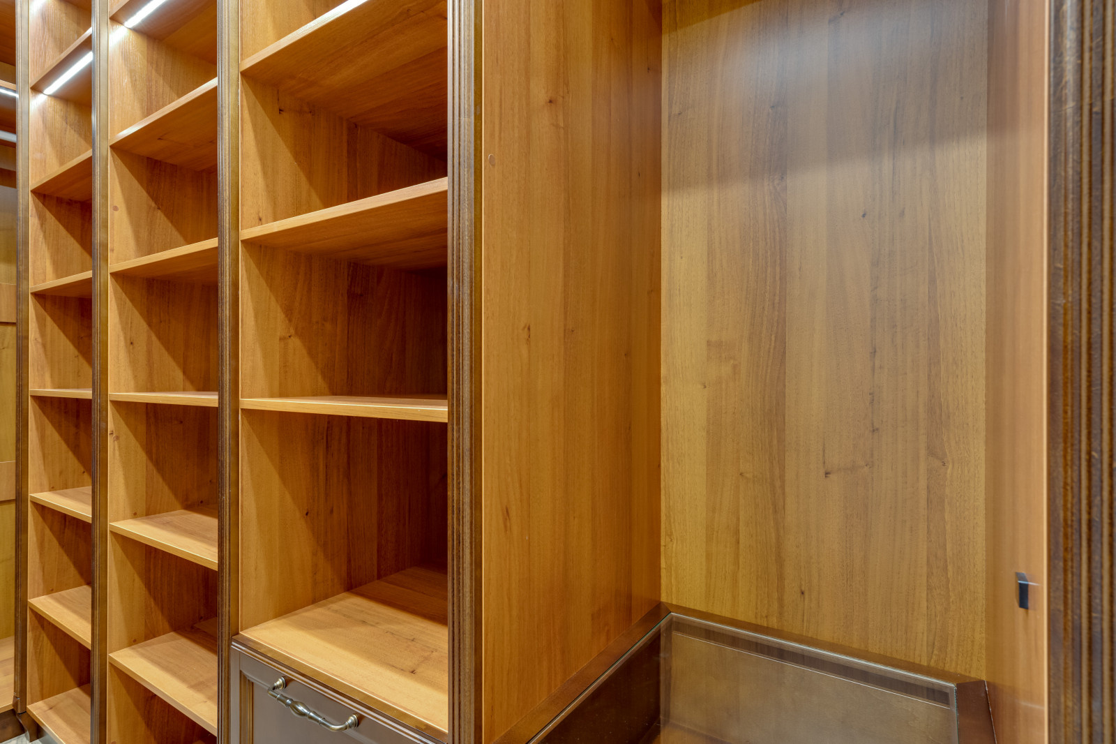 Дом в КП Ильичевка. Гардеробная.