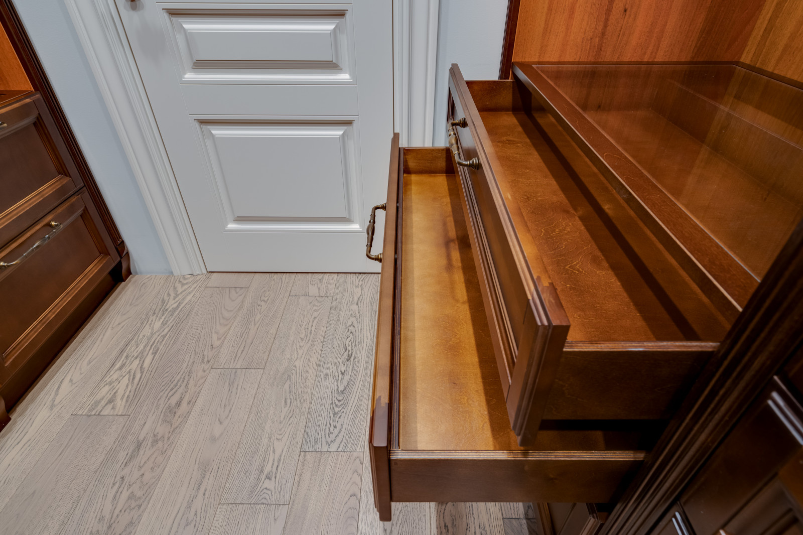 Дом в КП Ильичевка. Гардеробная.