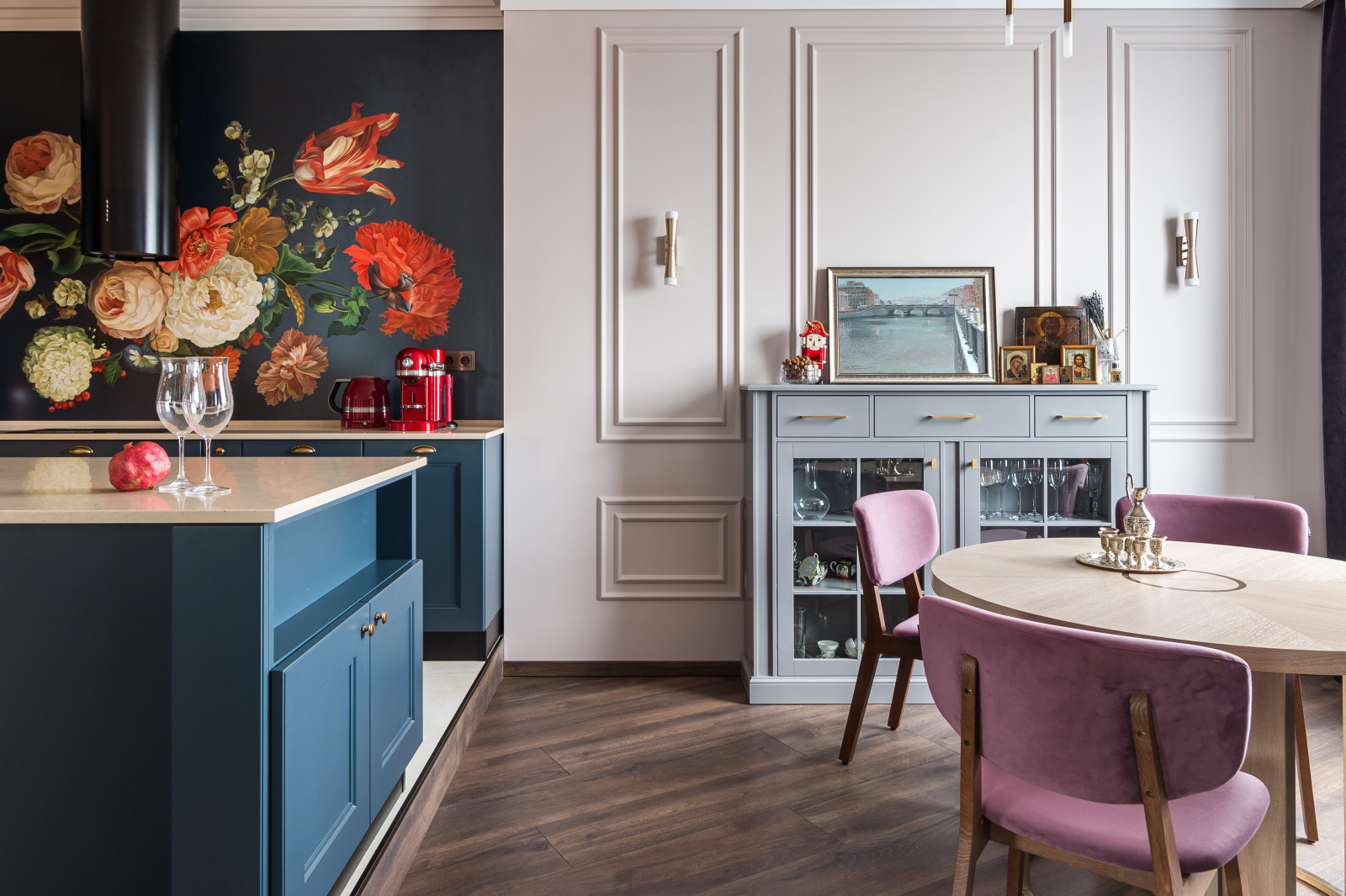 Обеденный стол. Консоль.