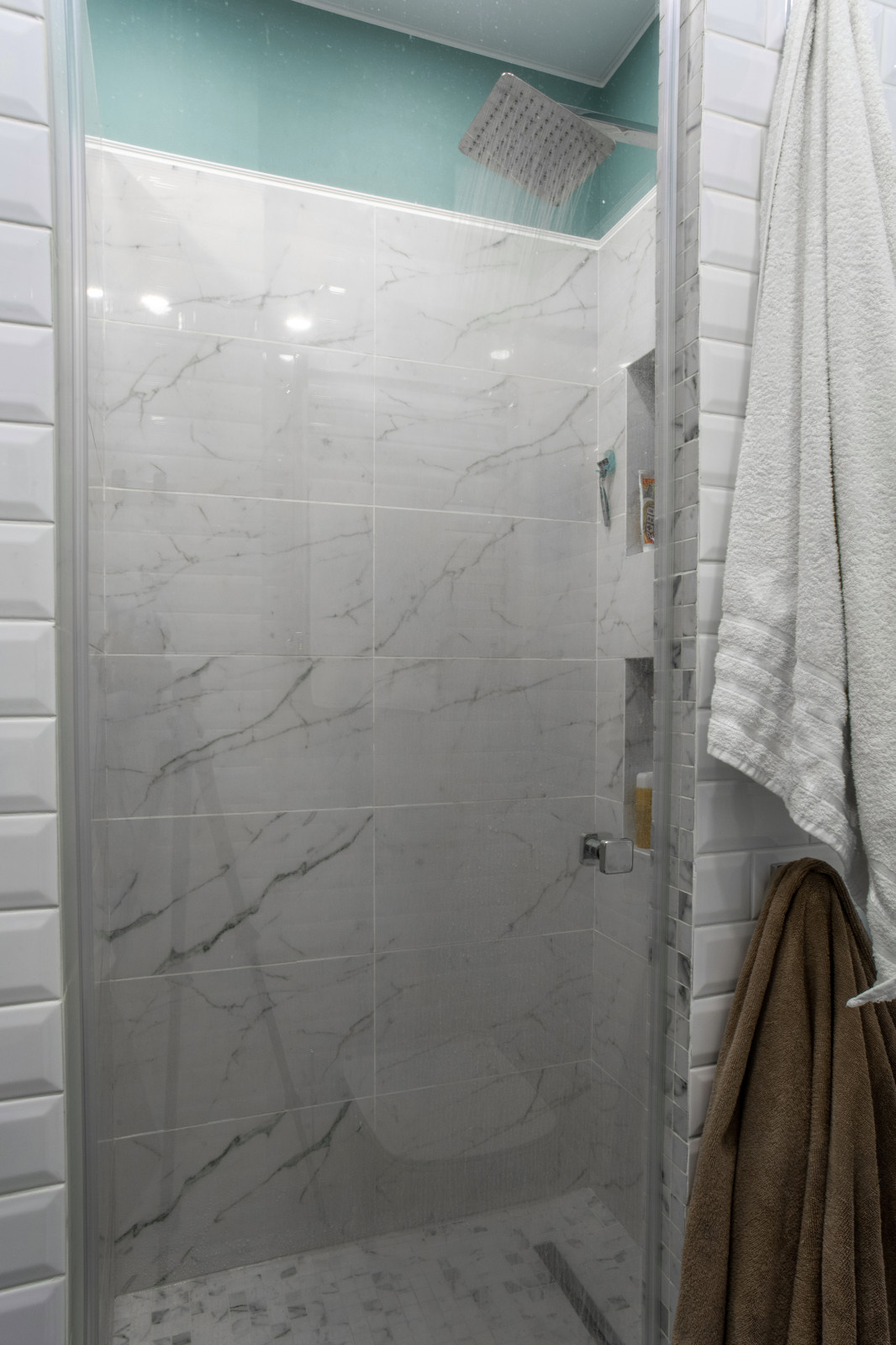 Душевая кабина в ванной