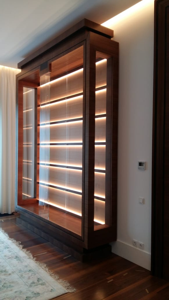 Обложка проекта: Шкаф-витрина из ореха