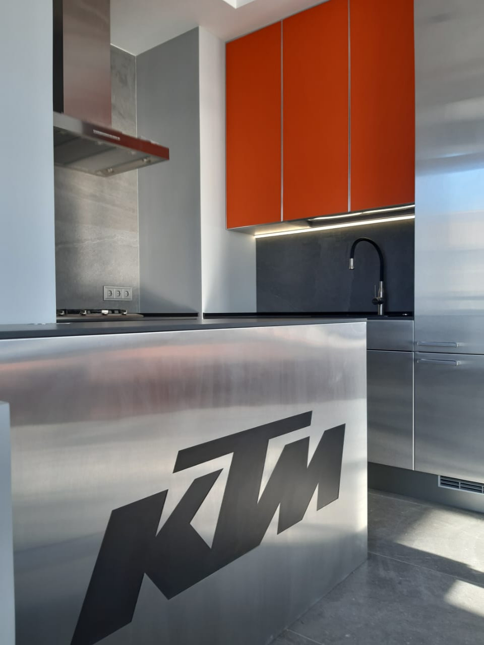 Стилизованный проект в стиле KTM (нержавеющая сталь, керамика, стекло)