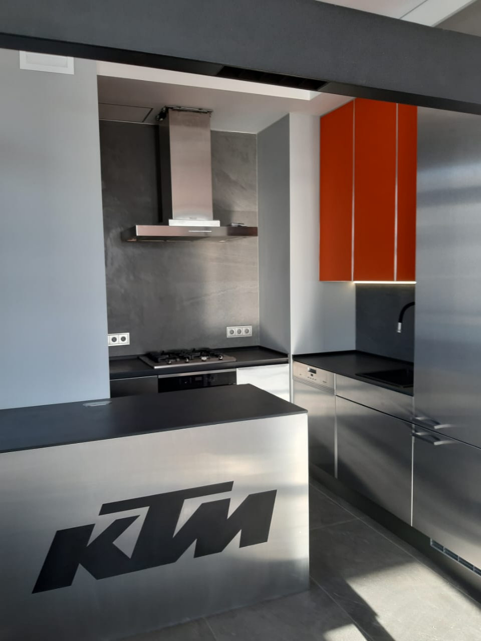 Стилизованный проект в стиле KTM (нержавеющая сталь, керамика, стекло)