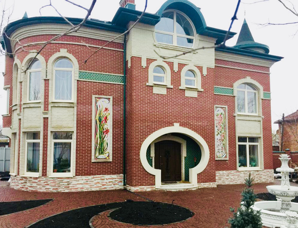Парные цветочные панно для фасада загородного дома