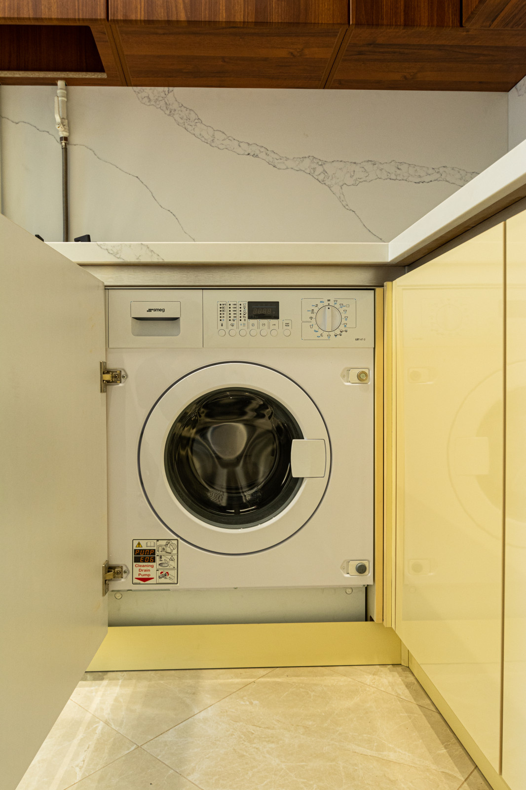 Современная кухня под потолок