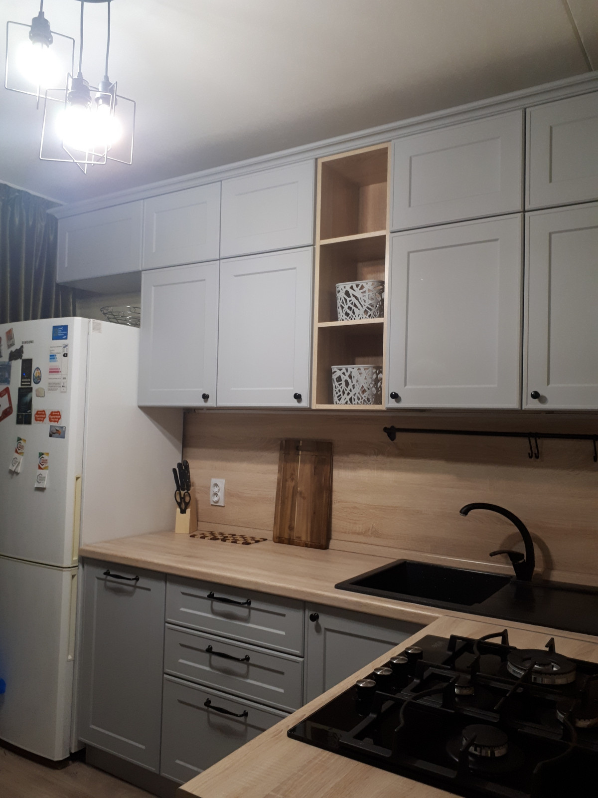 Светло-серая угловая кухня