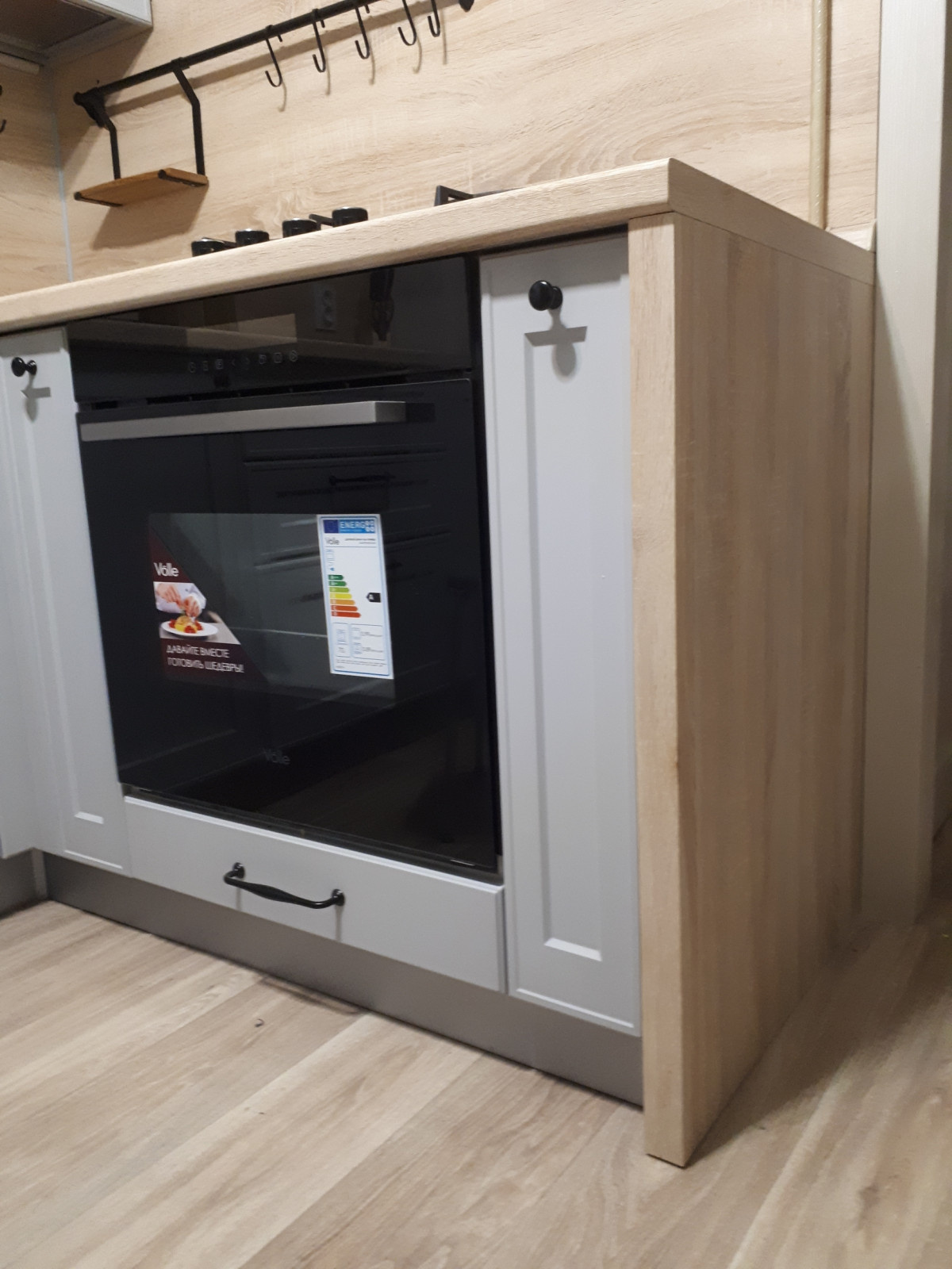 Светло-серая угловая кухня