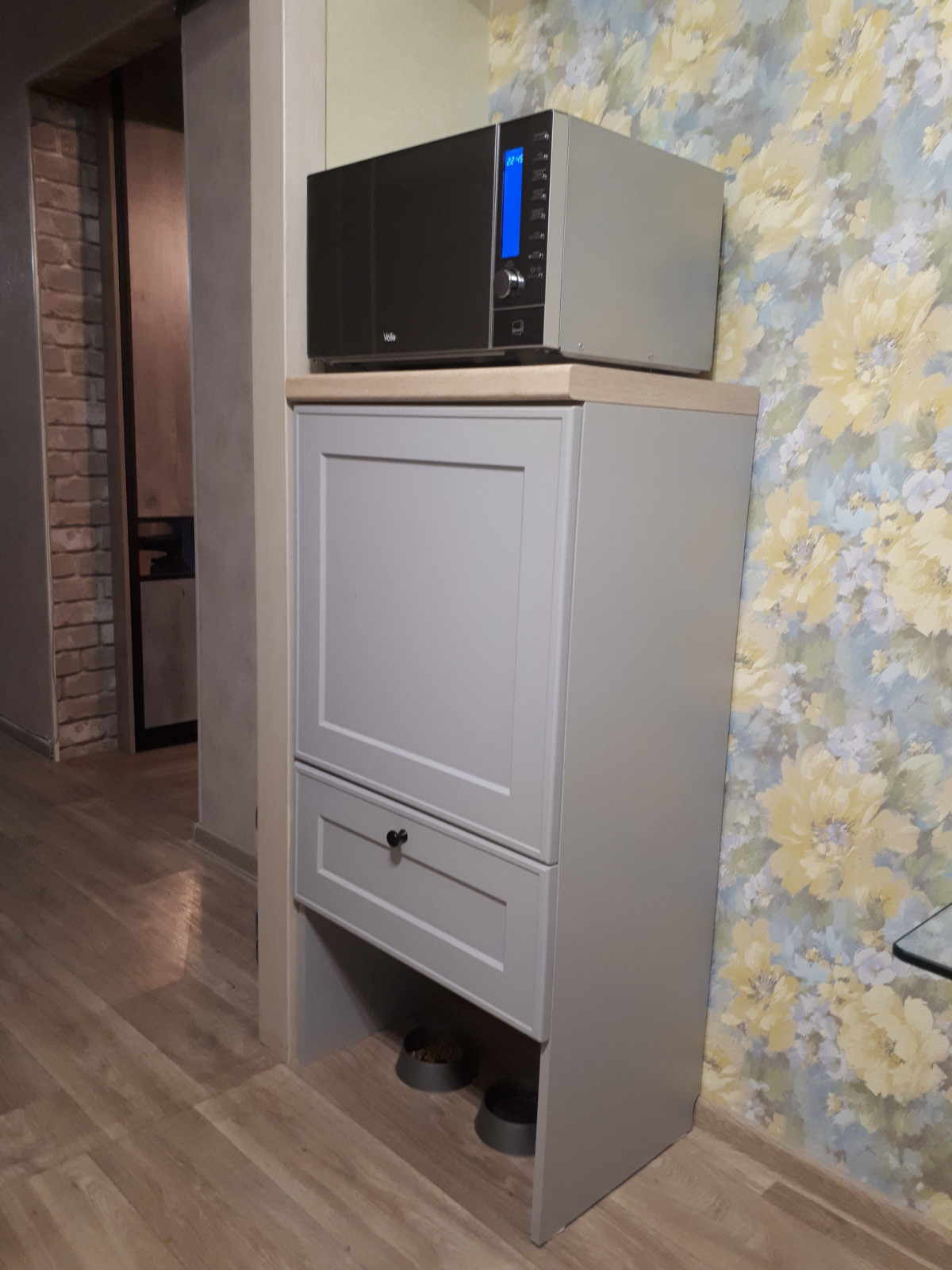 Светло-серая угловая кухня