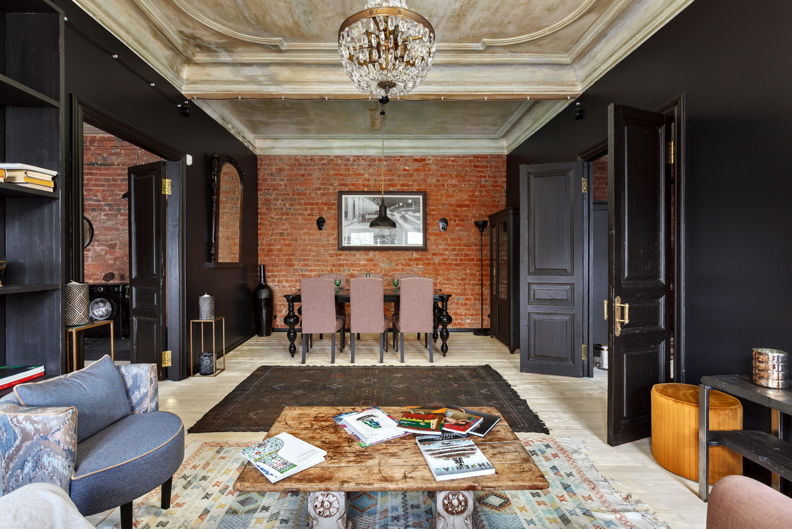 Вопрос: Как осветить темный интерьер