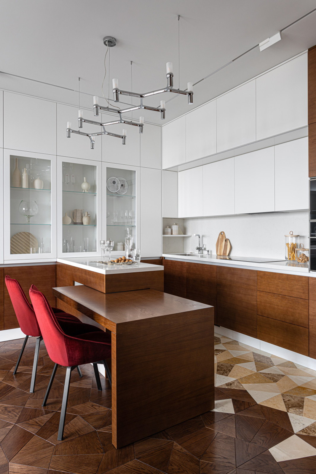 Houzz тур: Интерьер с концепцией Red go, где важен красный цвет