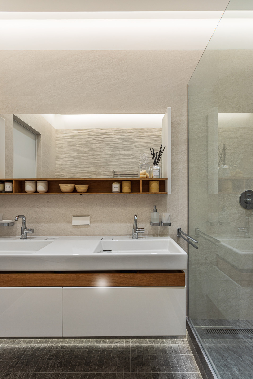 Houzz тур: Интерьер с концепцией Red go, где важен красный цвет