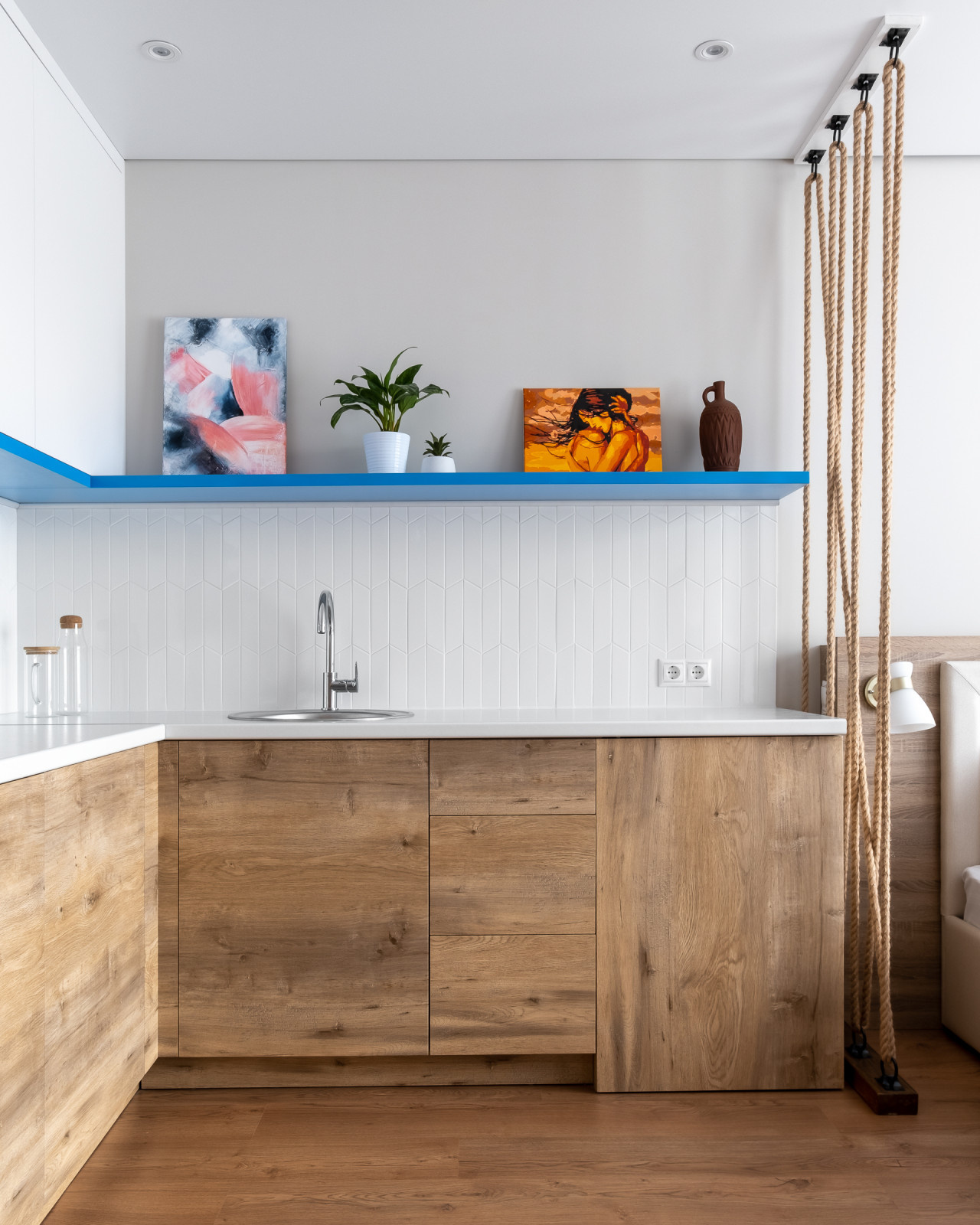 Фотоохота:  27 кухонь «без верха» — с полкой над фартуком