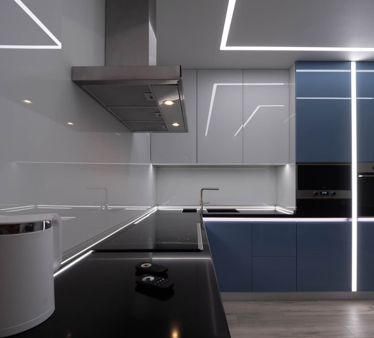 Лесс Много мебели