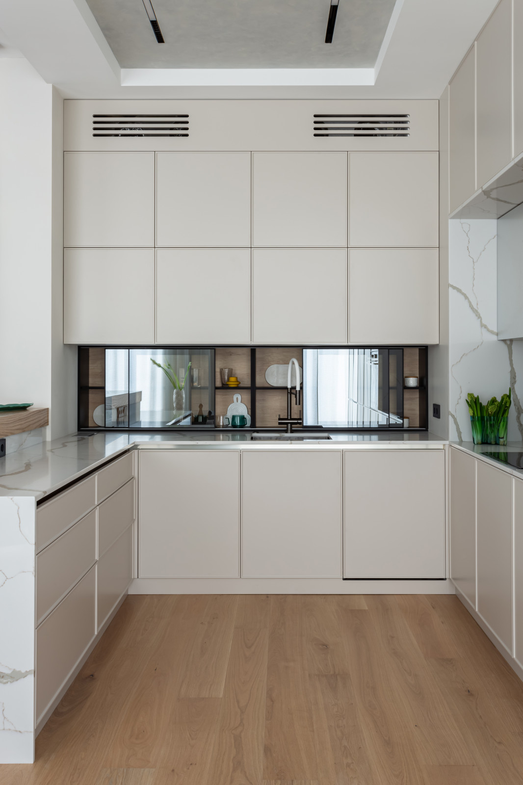 Обложка статьи: Кухня недели: с зеркальным шкафом вместо фартука