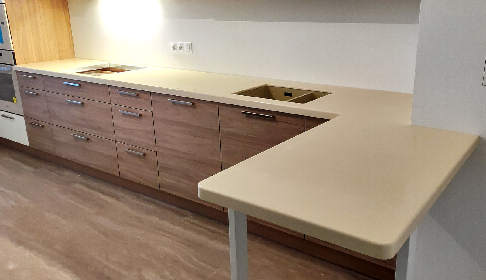 Столешница с барной стойкой из искусственного камня Tristone