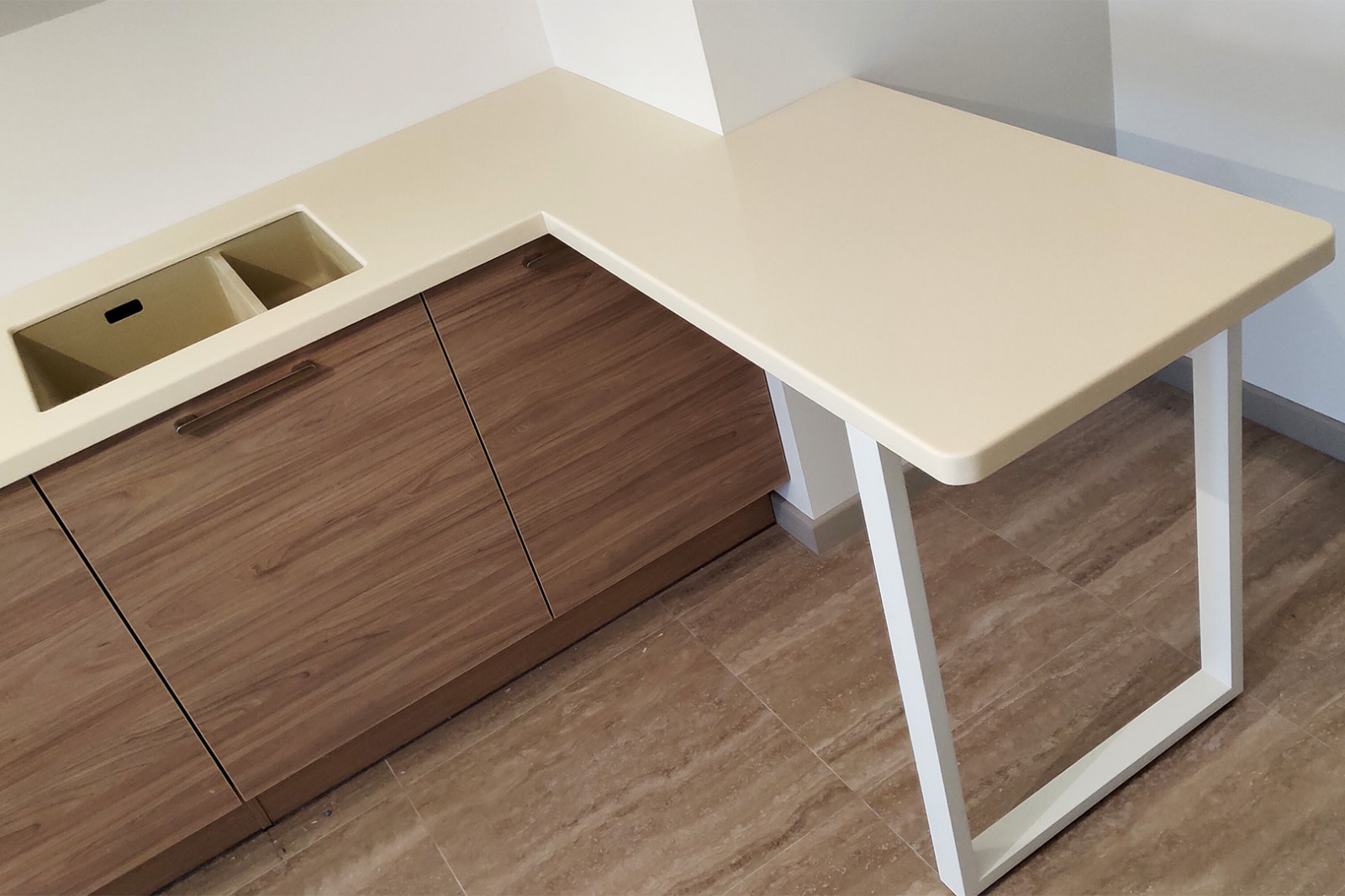 Столешница с барной стойкой из искусственного камня Tristone