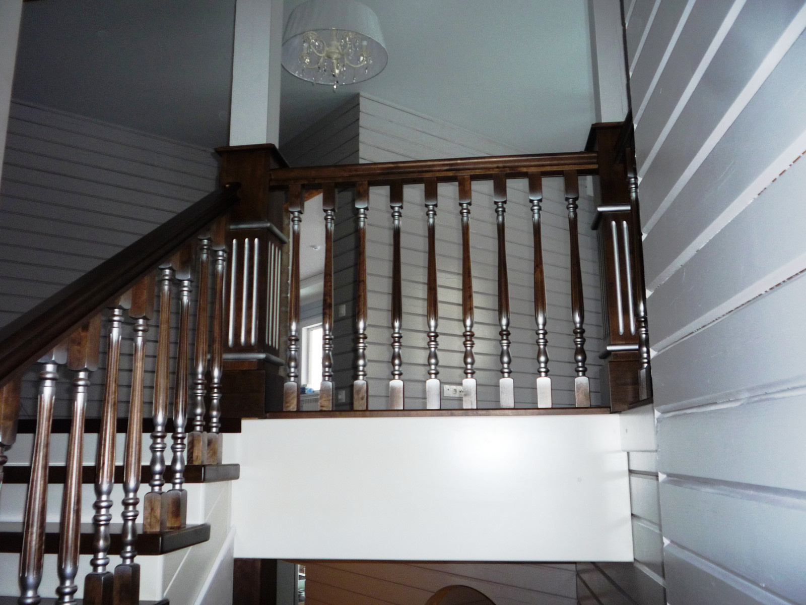 Лестница в коттедже из клееного бруса.