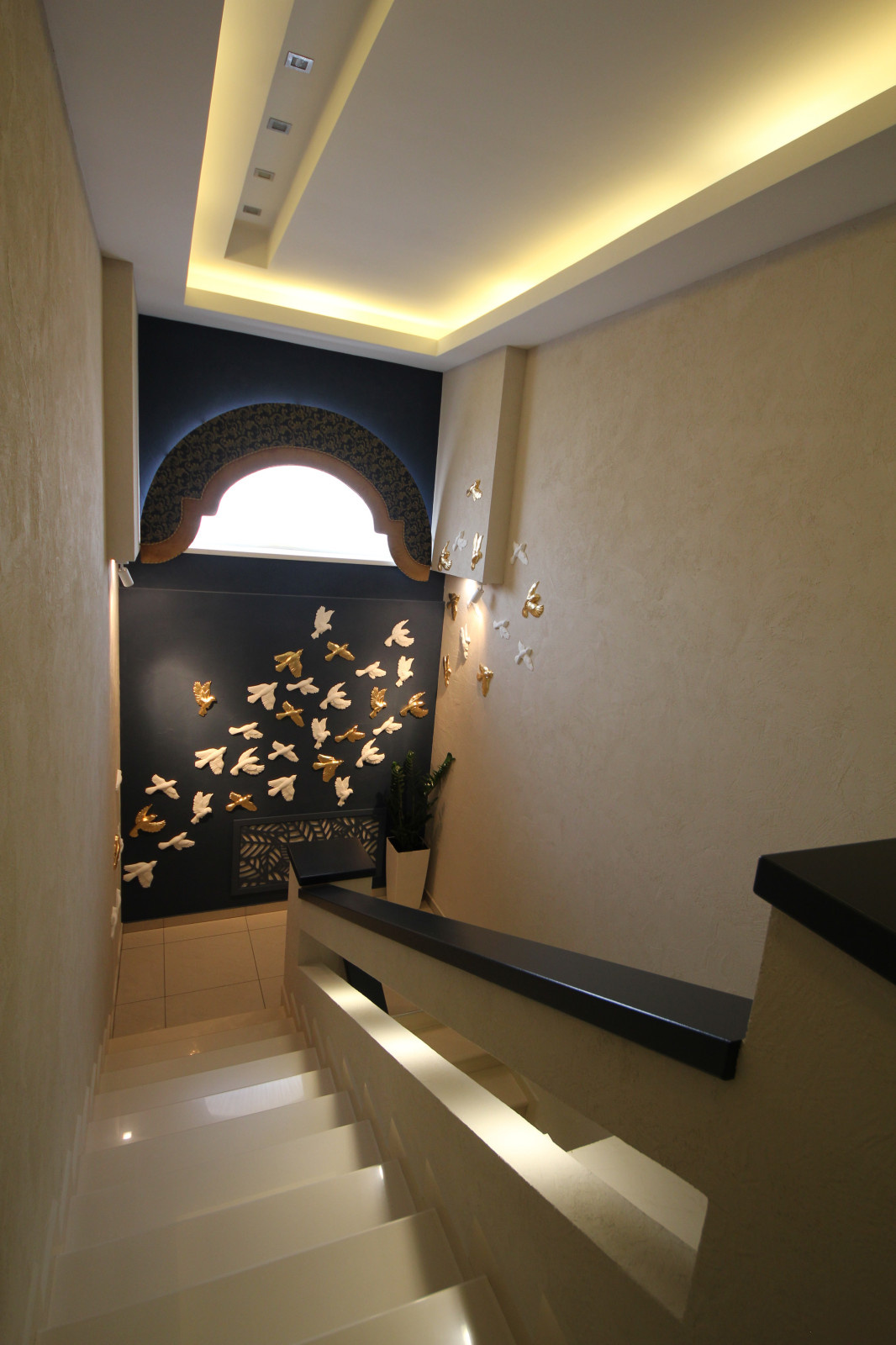 Гипсовые молдинги и декор для стен