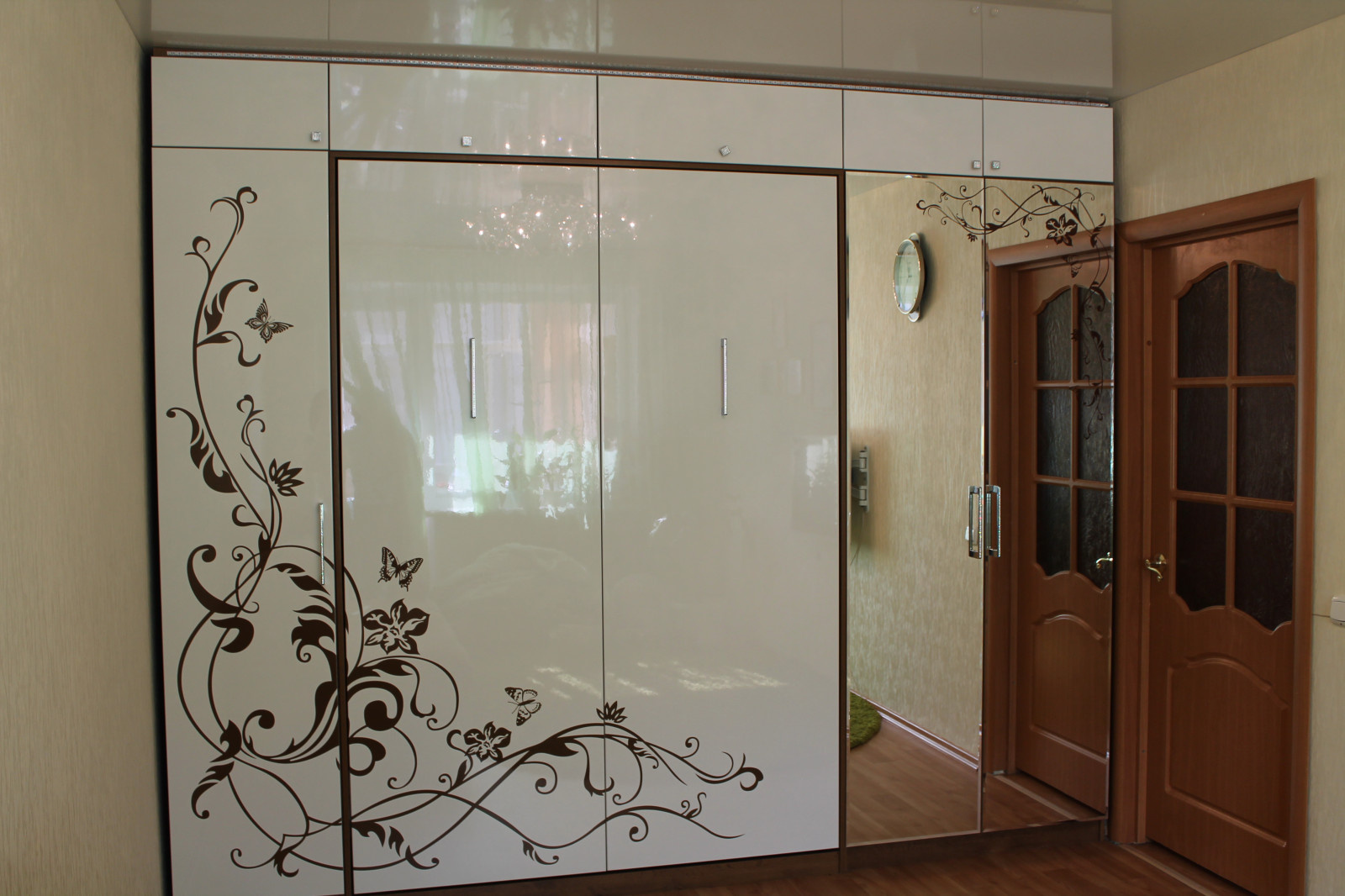 Кровать-трансформер между шкафами