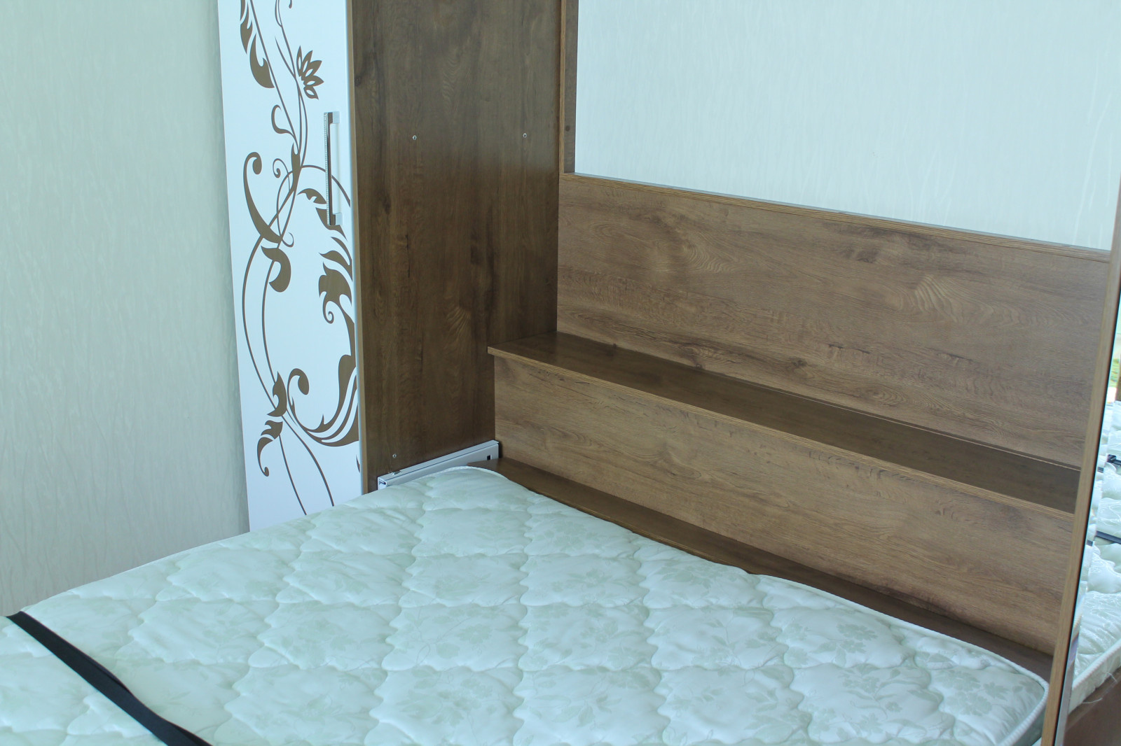 Кровать-трансформер между шкафами