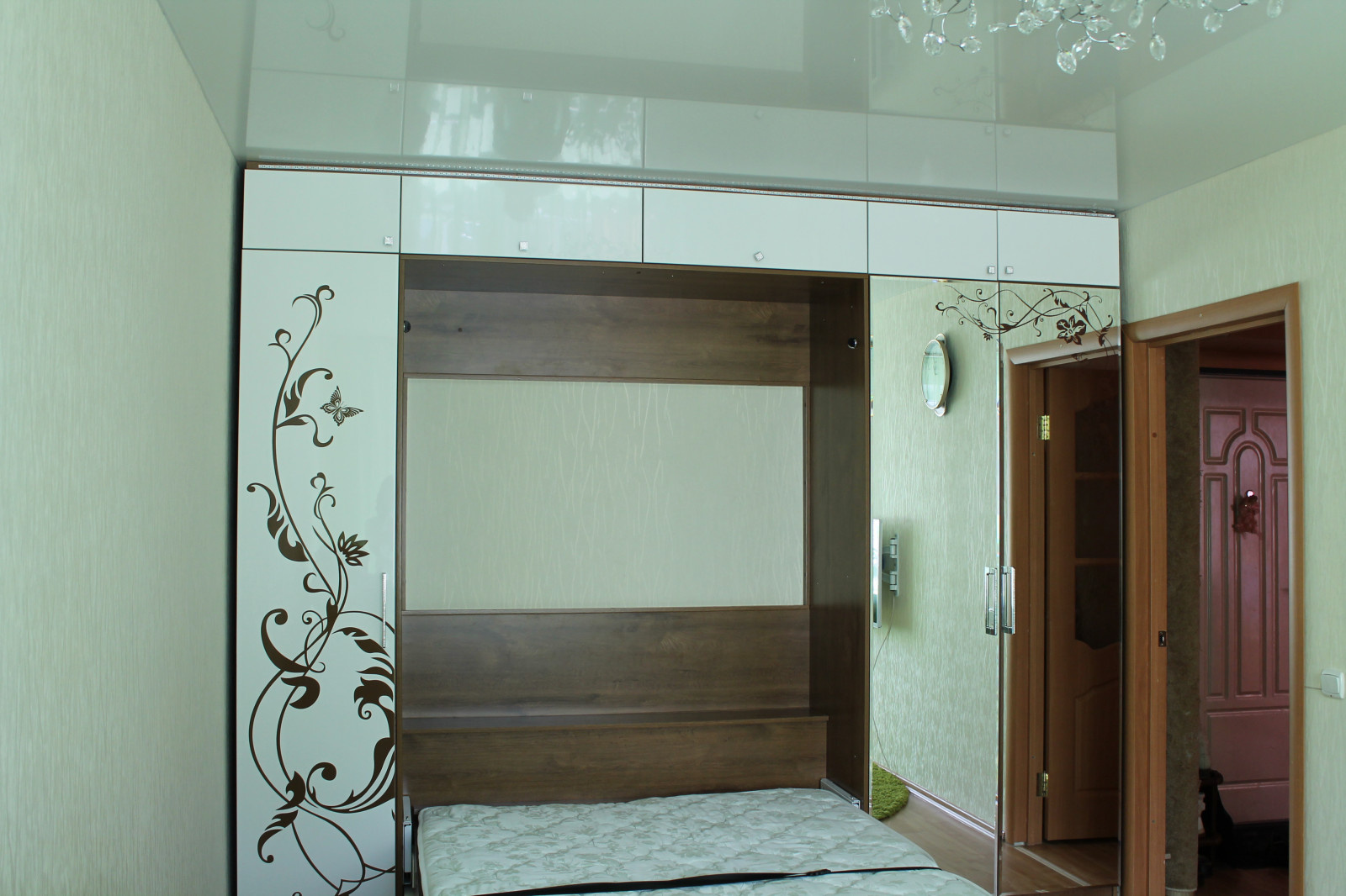 Кровать-трансформер между шкафами