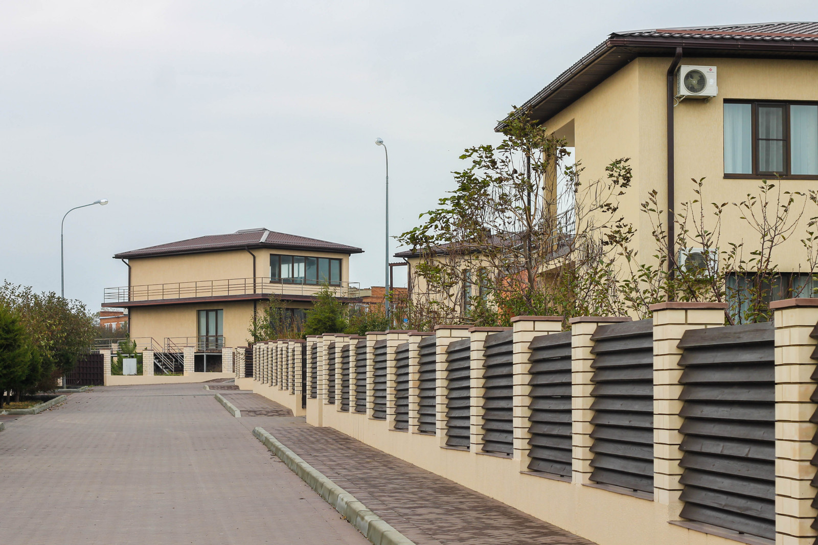 Прогулка по коттеджному поселку на Черном море. Экстерьер