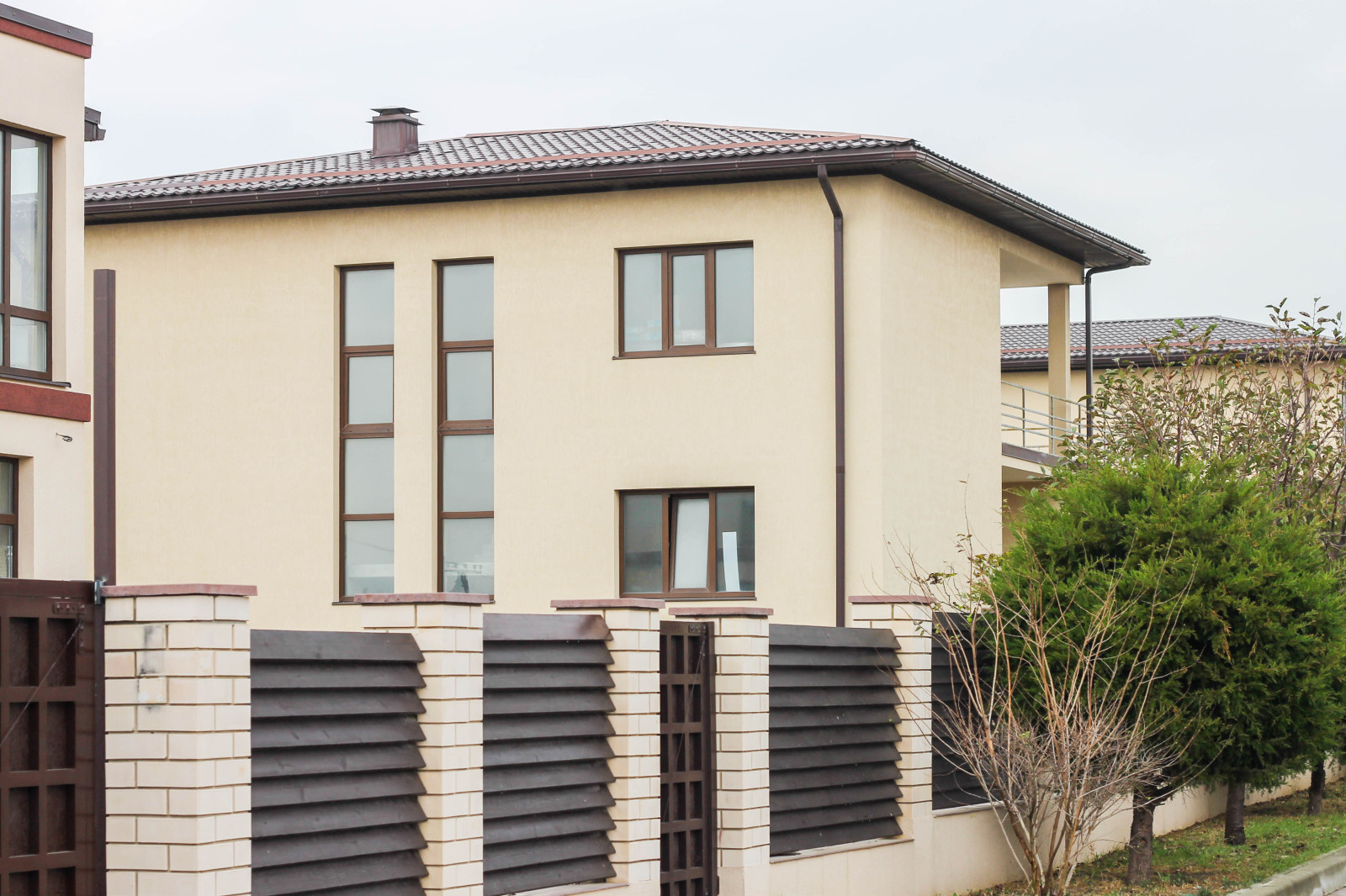 Прогулка по коттеджному поселку на Черном море. Экстерьер