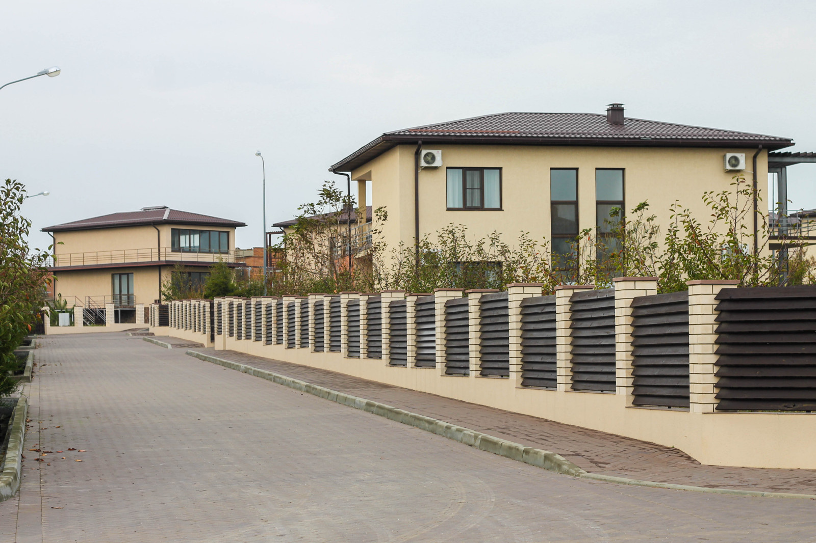 Прогулка по коттеджному поселку на Черном море. Экстерьер