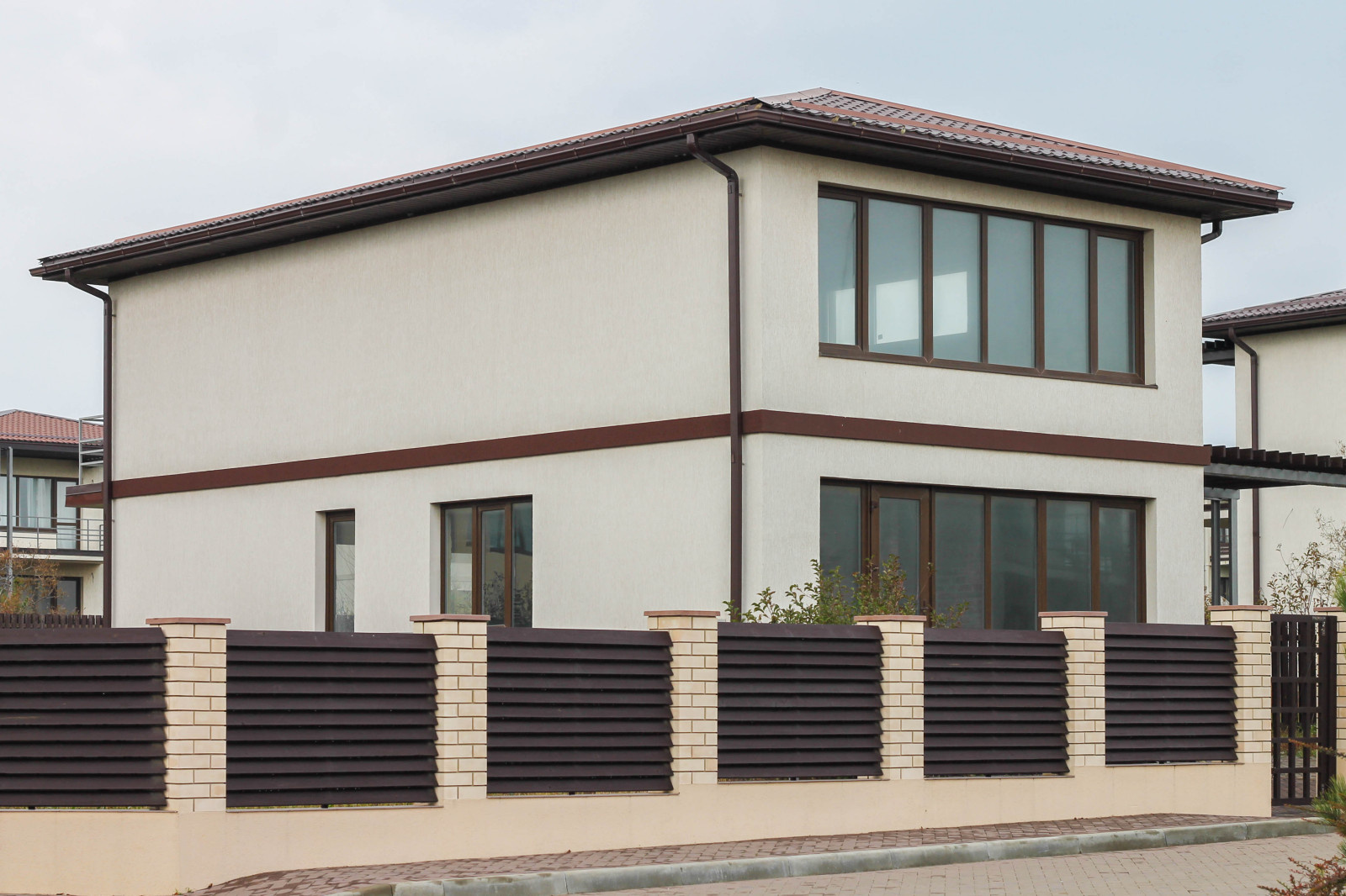 Прогулка по коттеджному поселку на Черном море. Экстерьер