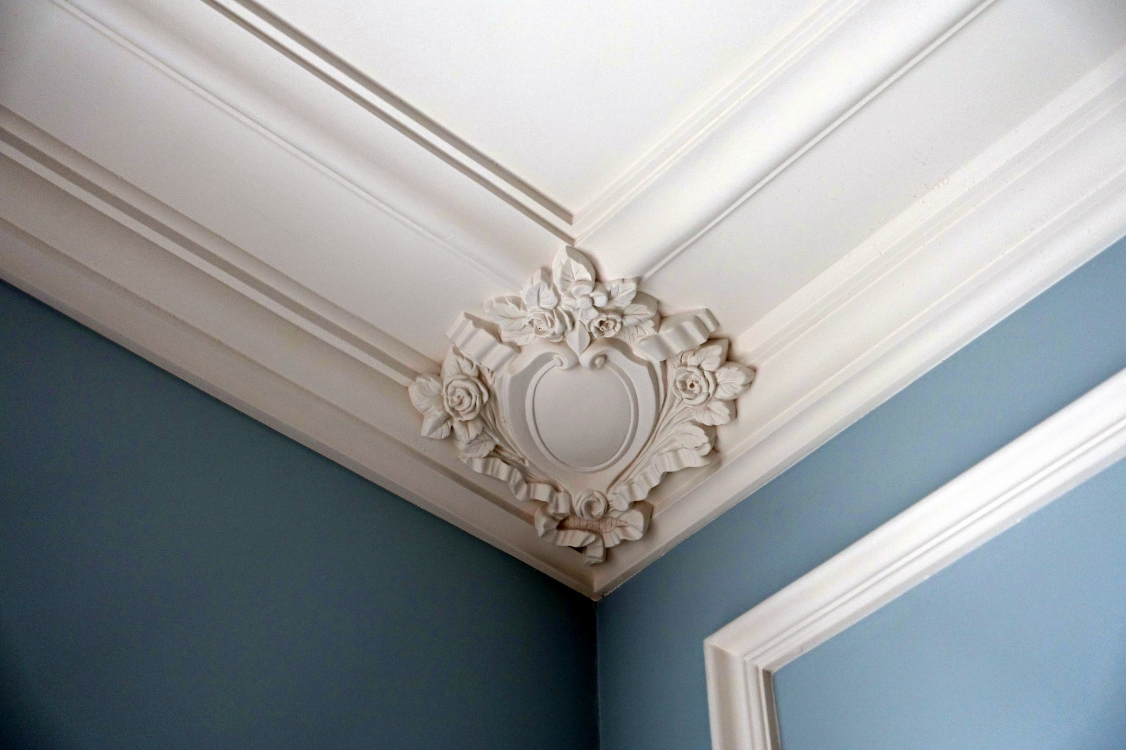 Потолочные гипсовые карнизы АРАТТА