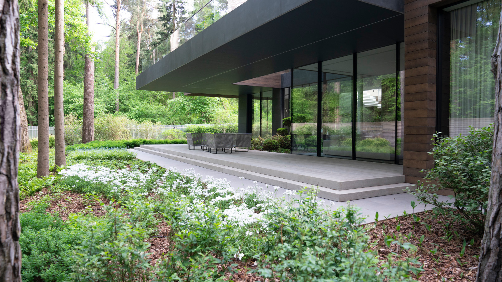 В гармонии с лесом. Модернистский сад. КП Новоуспенский 2020 г