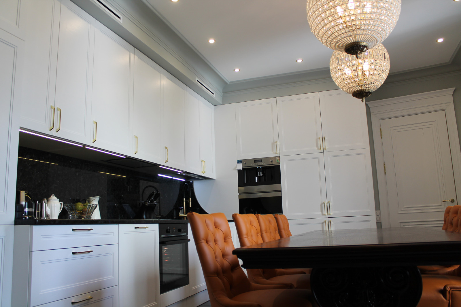 Как очистить «жирную пыль» с разных поверхностей на кухне.