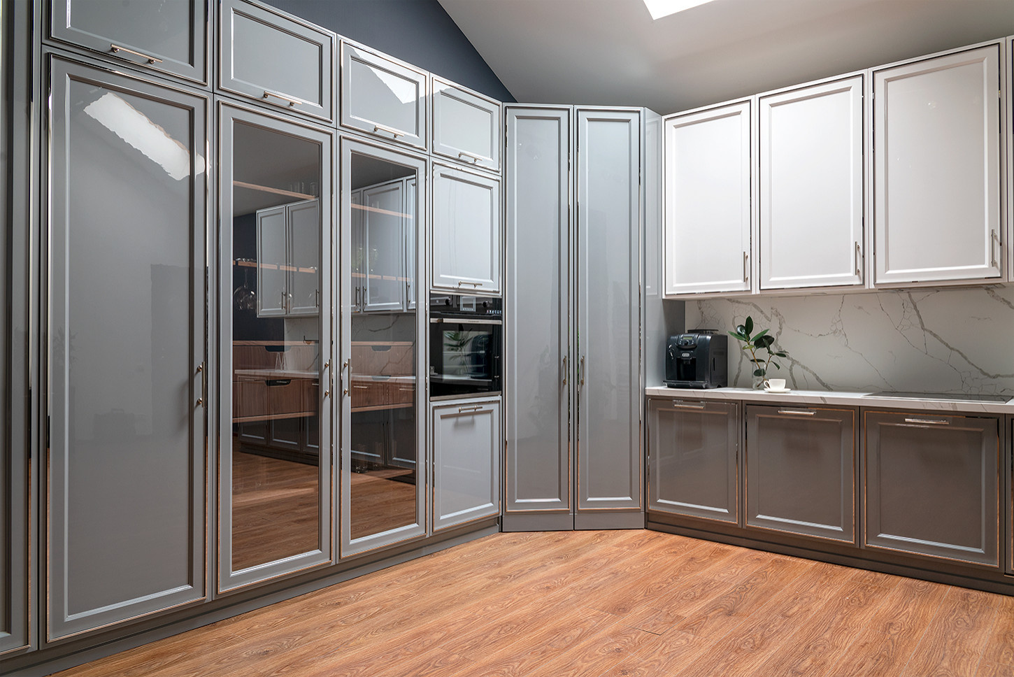 Фоновое изображение профиля MAXMALEVICH