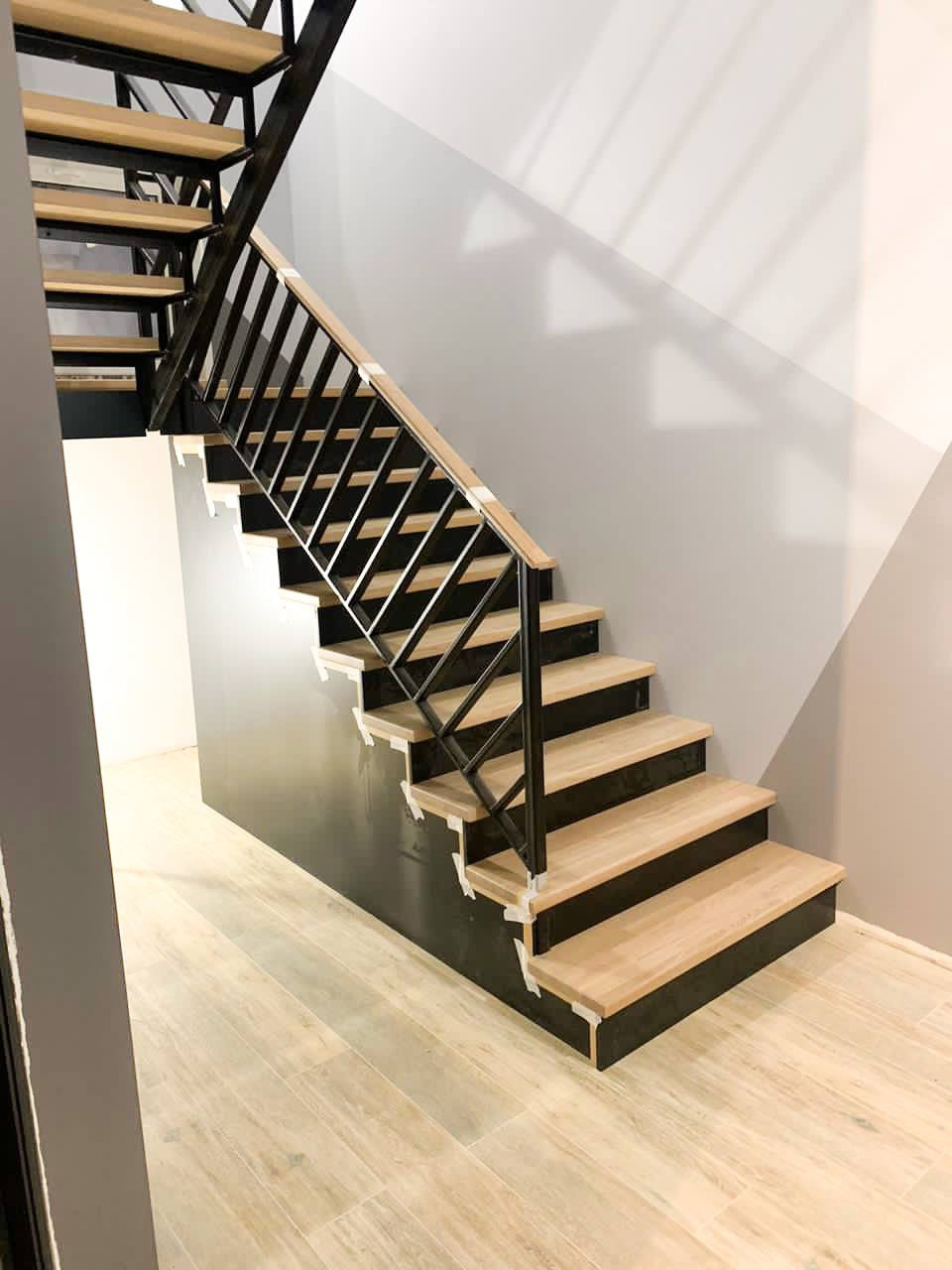 Обложка проекта: Комбинированная лестница на металлическом каркасе