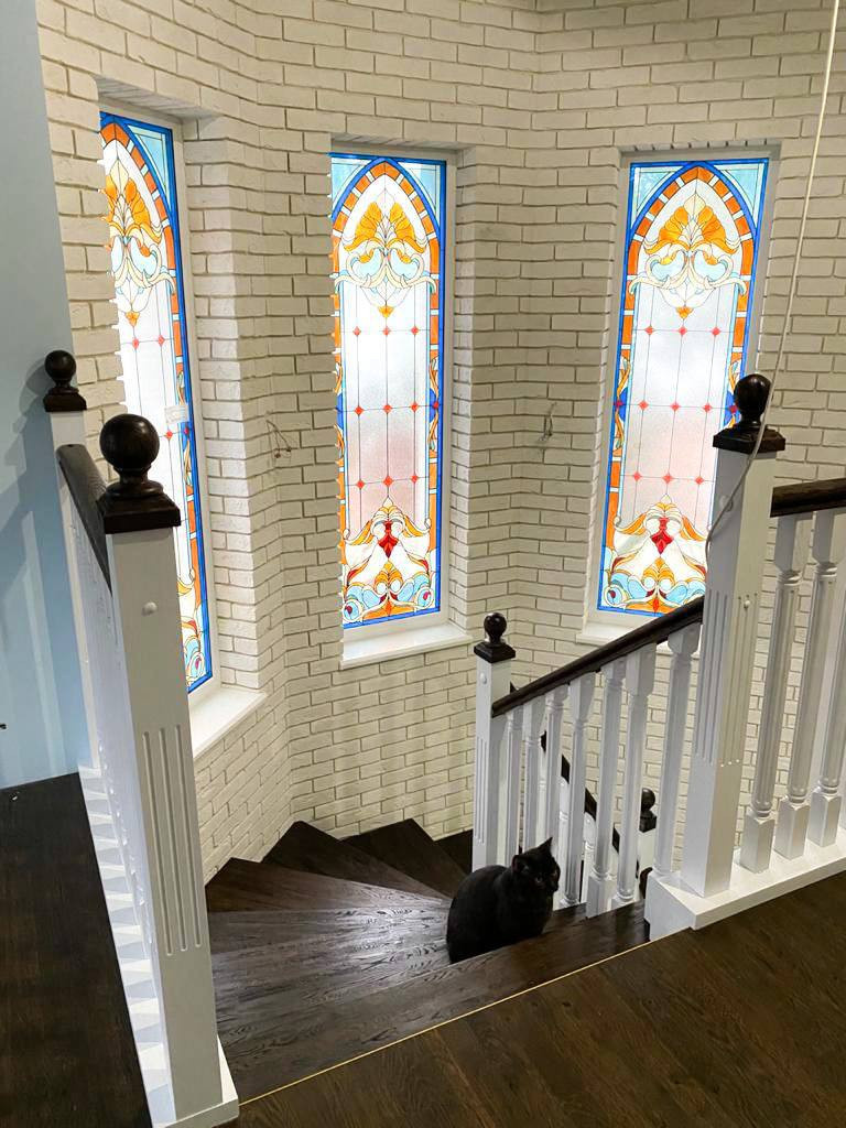 Красивая современная деревянная лестница на металлическом каркасе