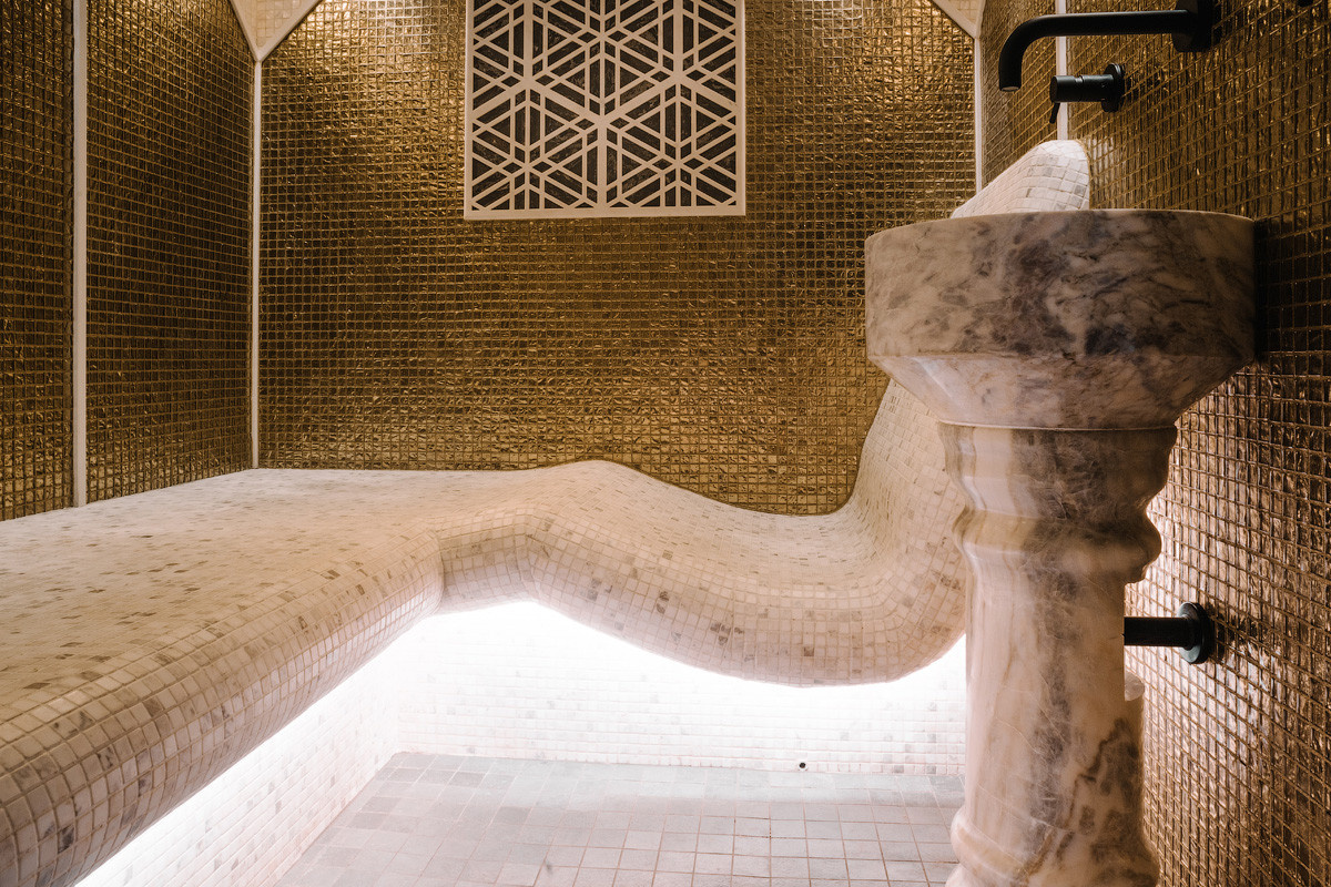 Курна мраморная с пьедесталом.