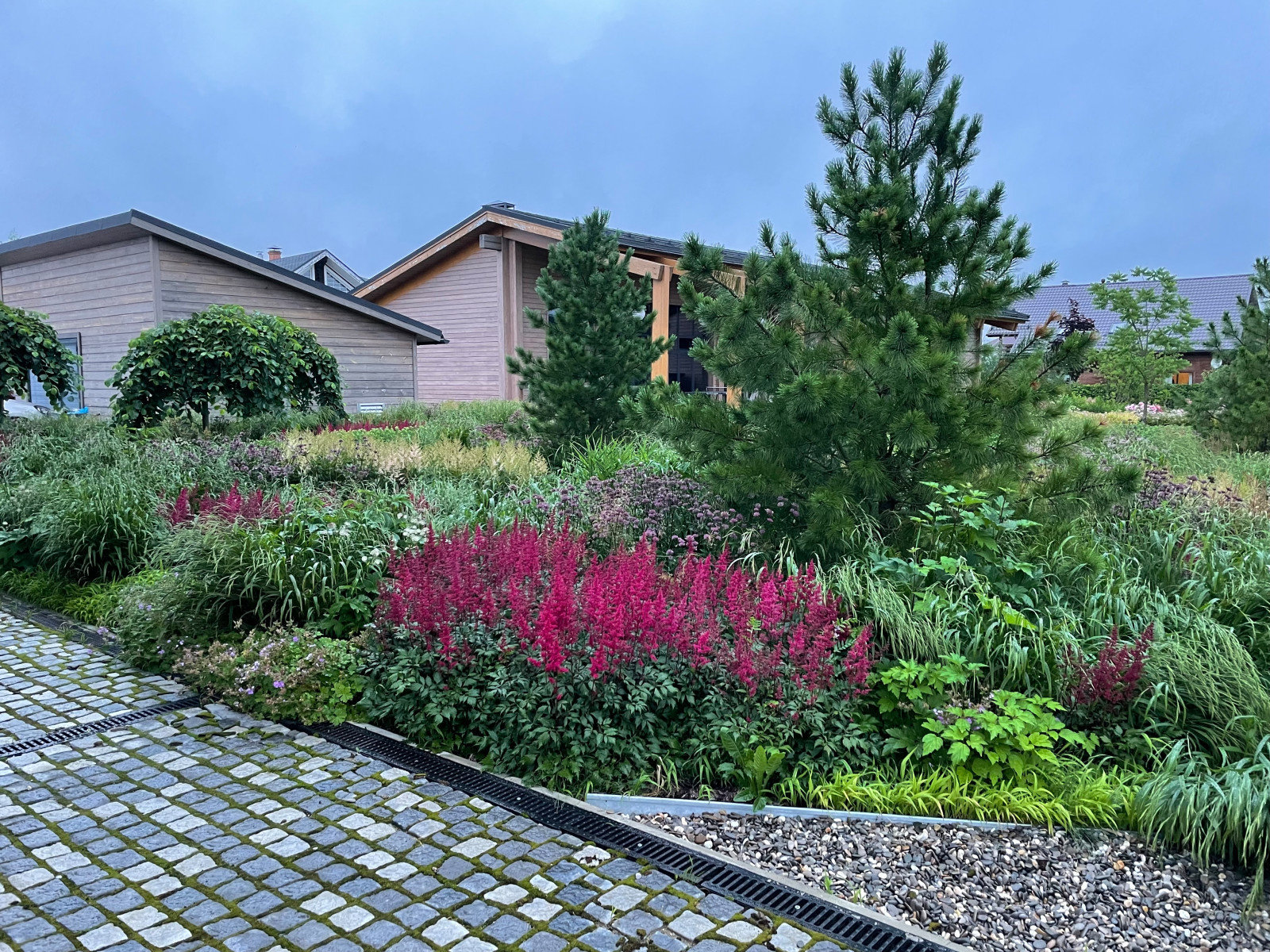 Цветник в посёлке 7 Кварталов