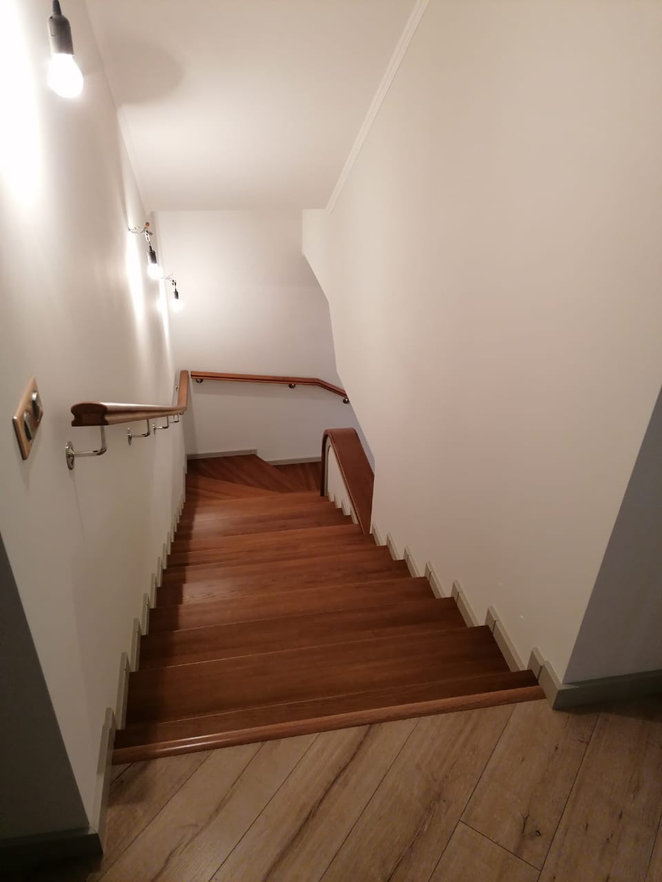 Облицовка лестницы между стен