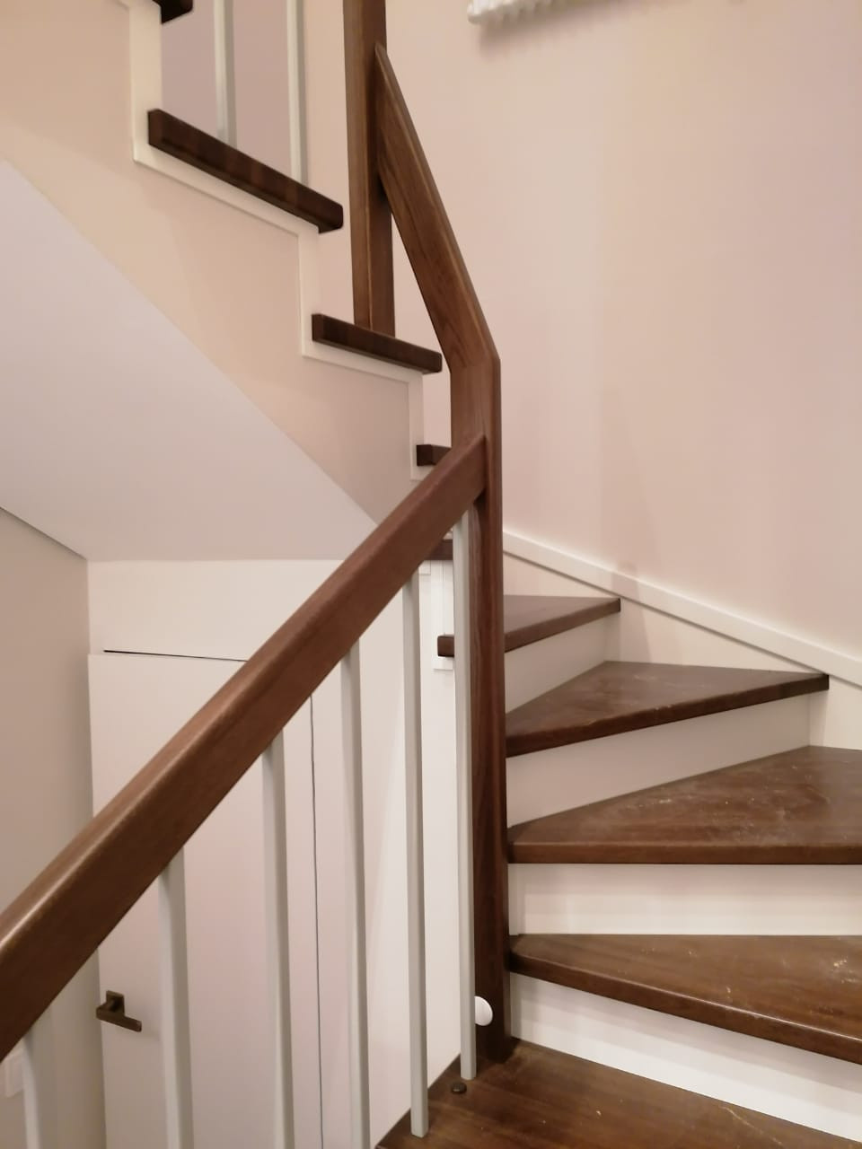 три лестницы  с металлическим ограждением