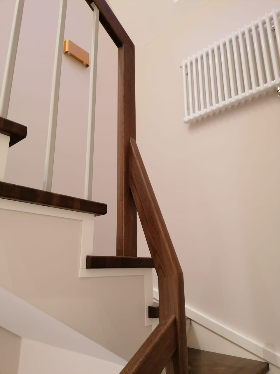 три лестницы  с металлическим ограждением