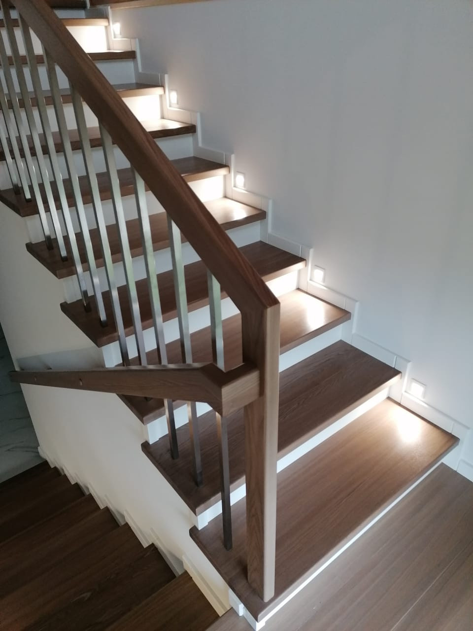 три лестницы  с металлическим ограждением