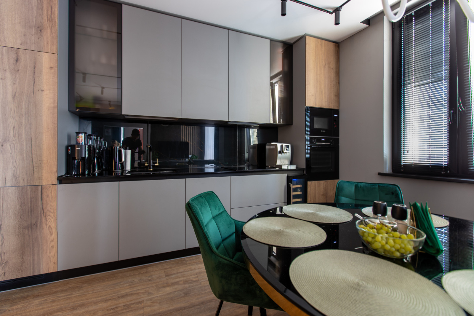 Современное сочетание дерева и матовой поверхности