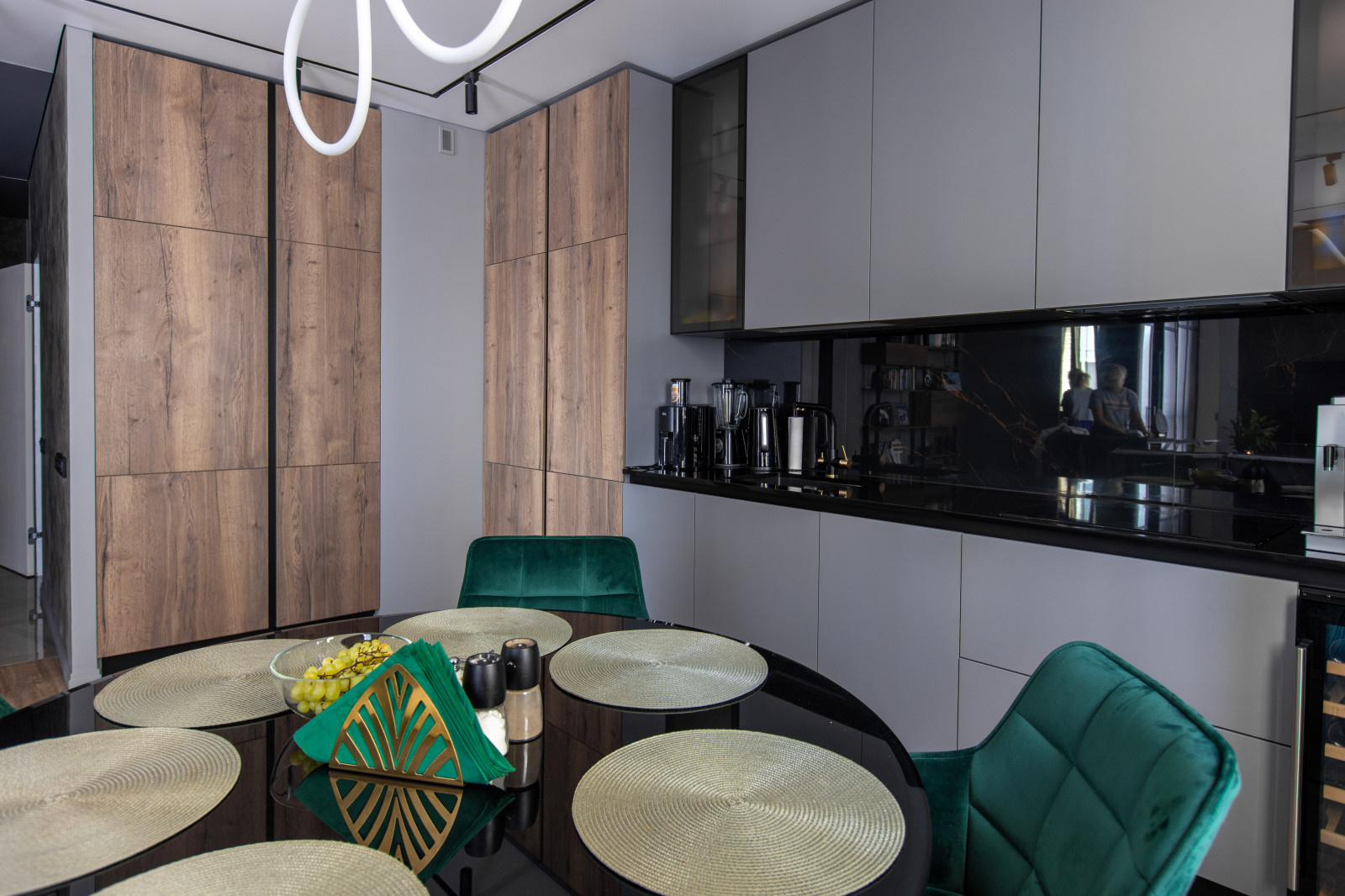 Современное сочетание дерева и матовой поверхности