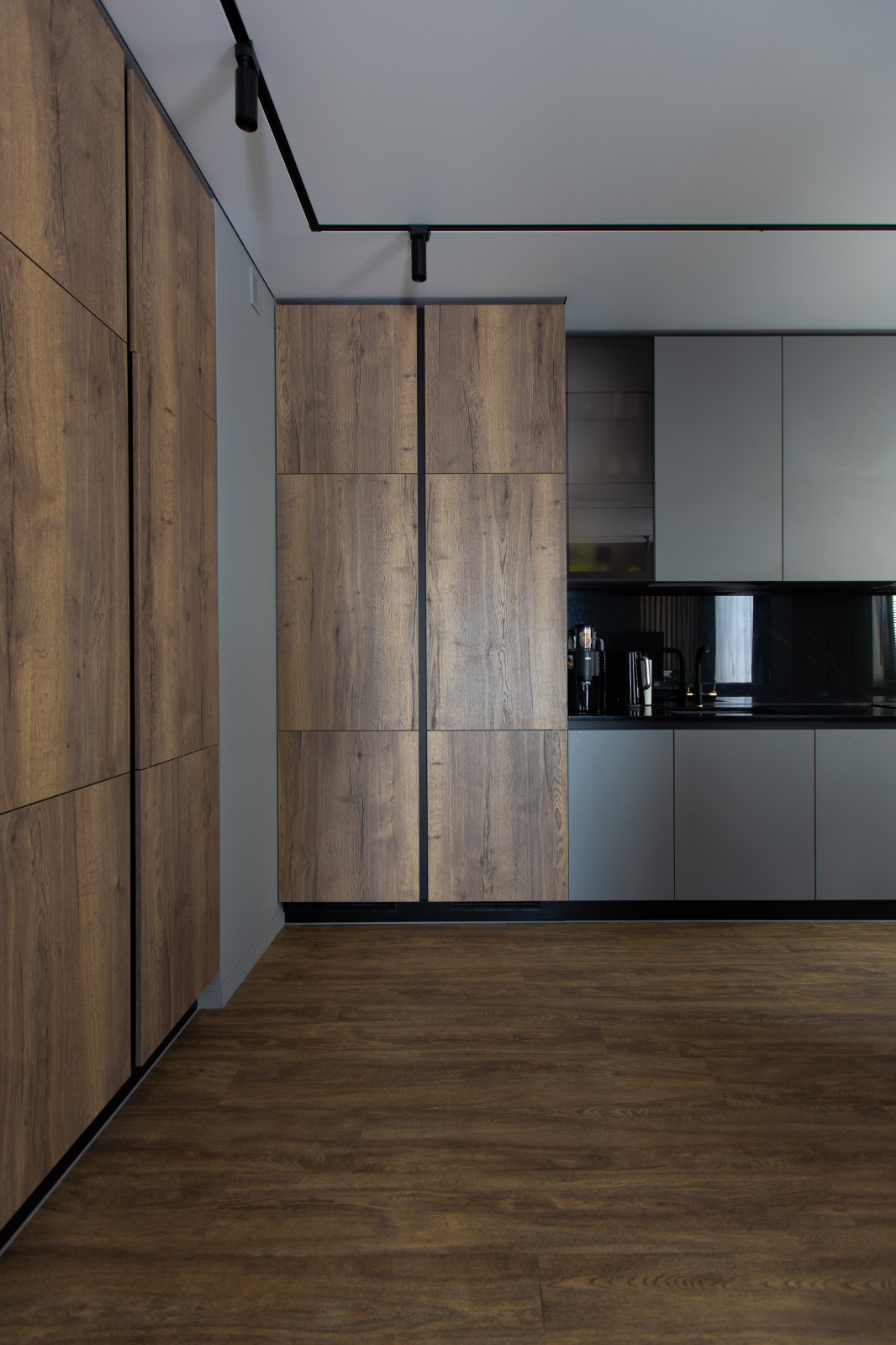 Современное сочетание дерева и матовой поверхности