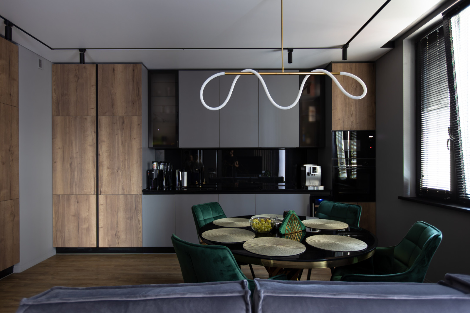 Современное сочетание дерева и матовой поверхности