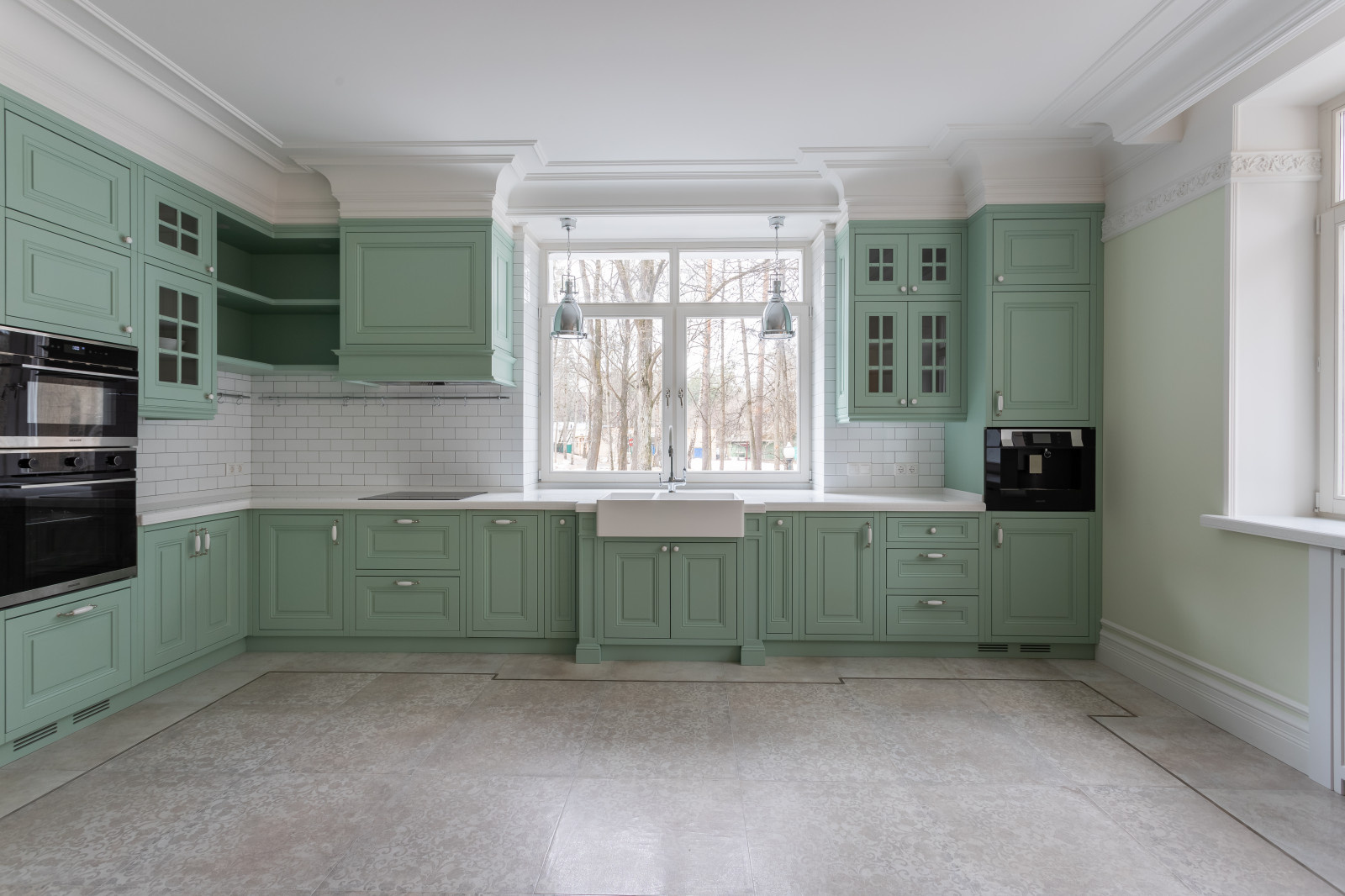 Зеленая кухня в загородном доме