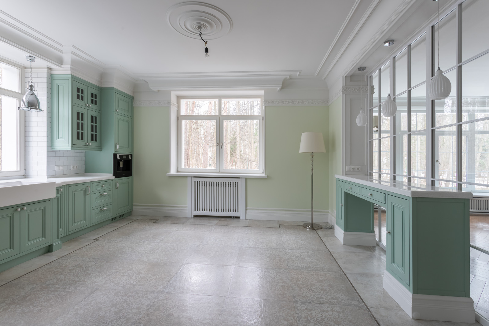 Зеленая кухня в загородном доме