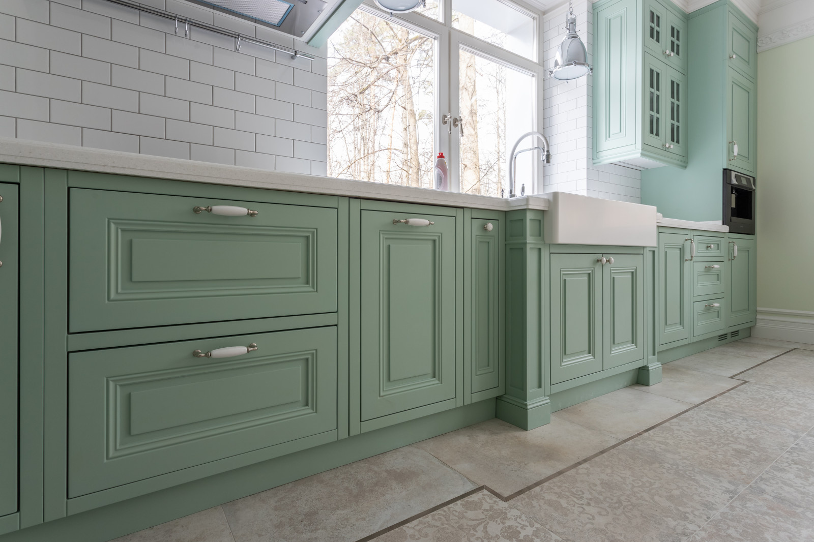 Зеленая кухня в загородном доме