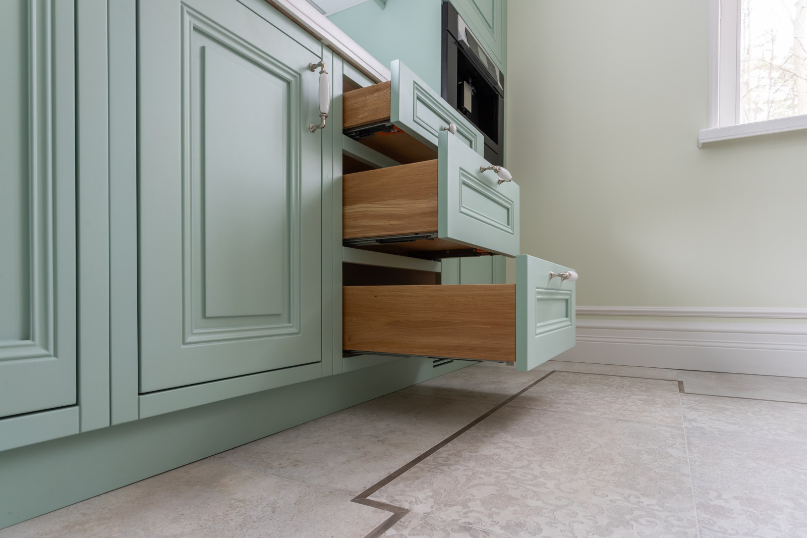 Зеленая кухня в загородном доме